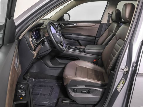 Used 2024 Volkswagen Atlas SEL AWD/4WD image 6