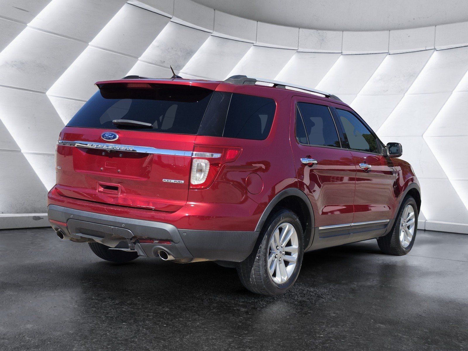 Used 2015 Ford Explorer XLT w/ Equipment Group 202B FWD image 3