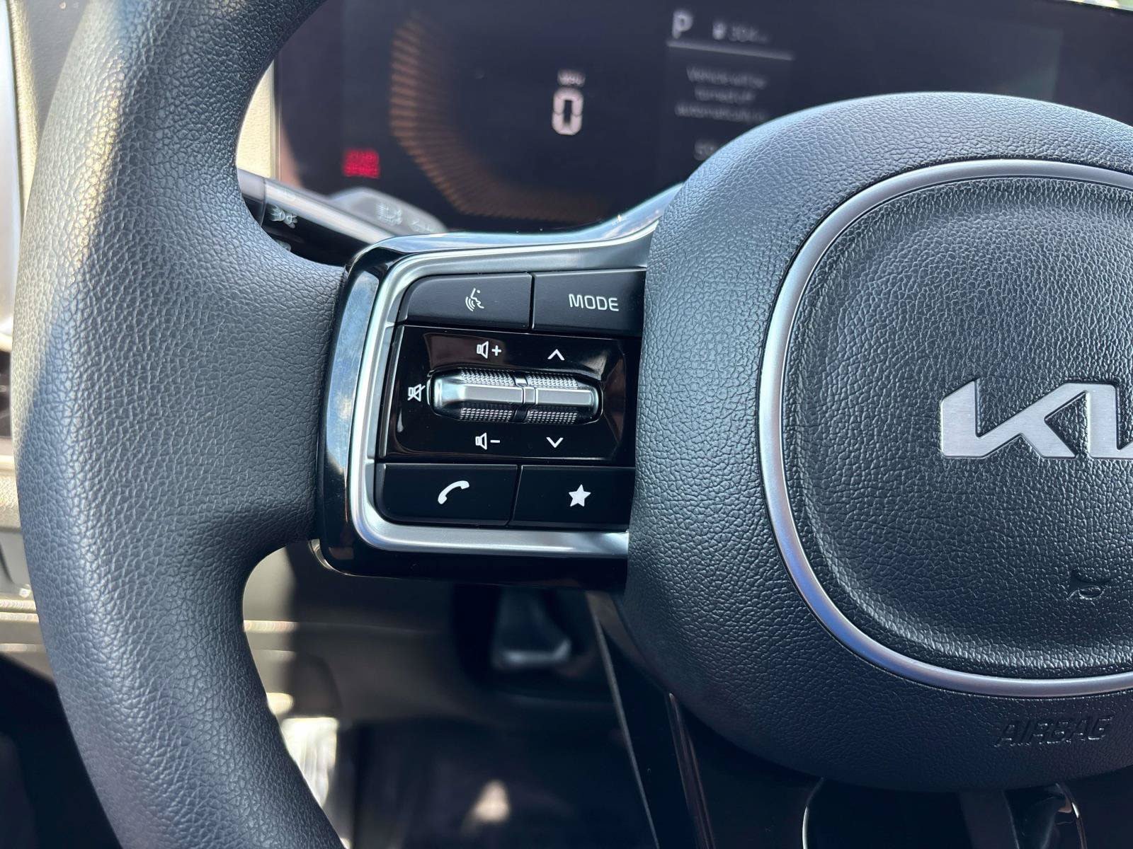 Used 2025 Kia Sorento LX FWD image 18