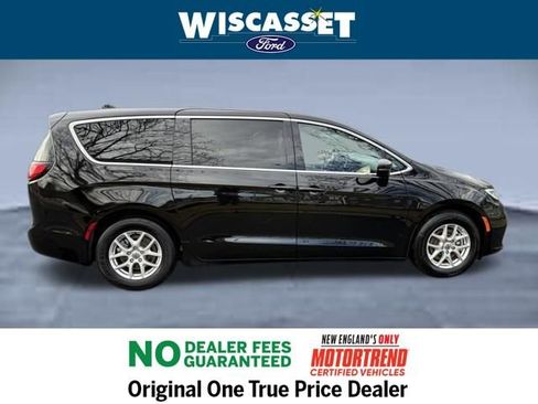 Used 2024 Chrysler Pacifica Touring-L image 6