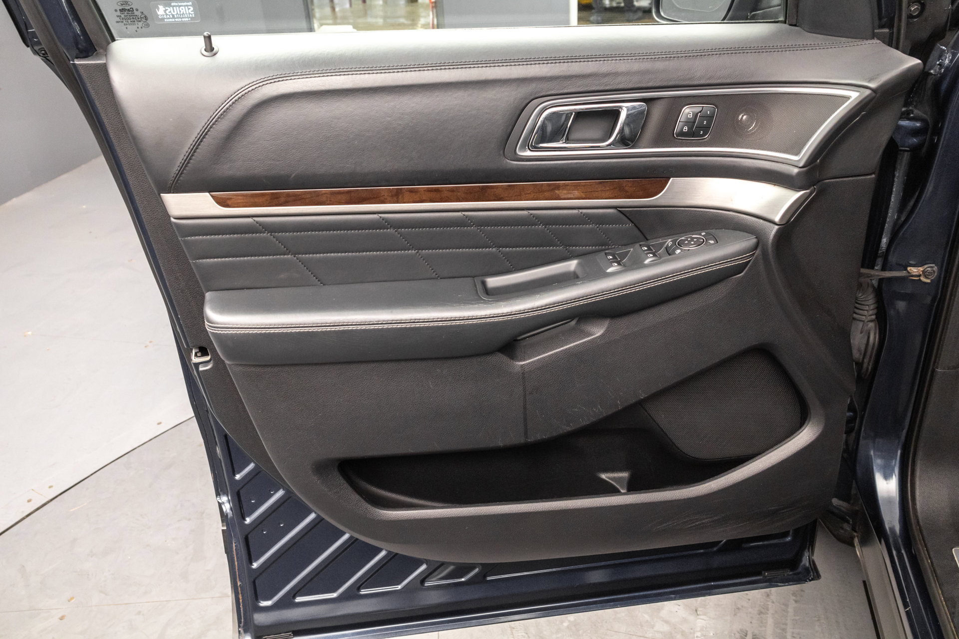 Used 2017 Ford Explorer Platinum AWD/4WD image 29