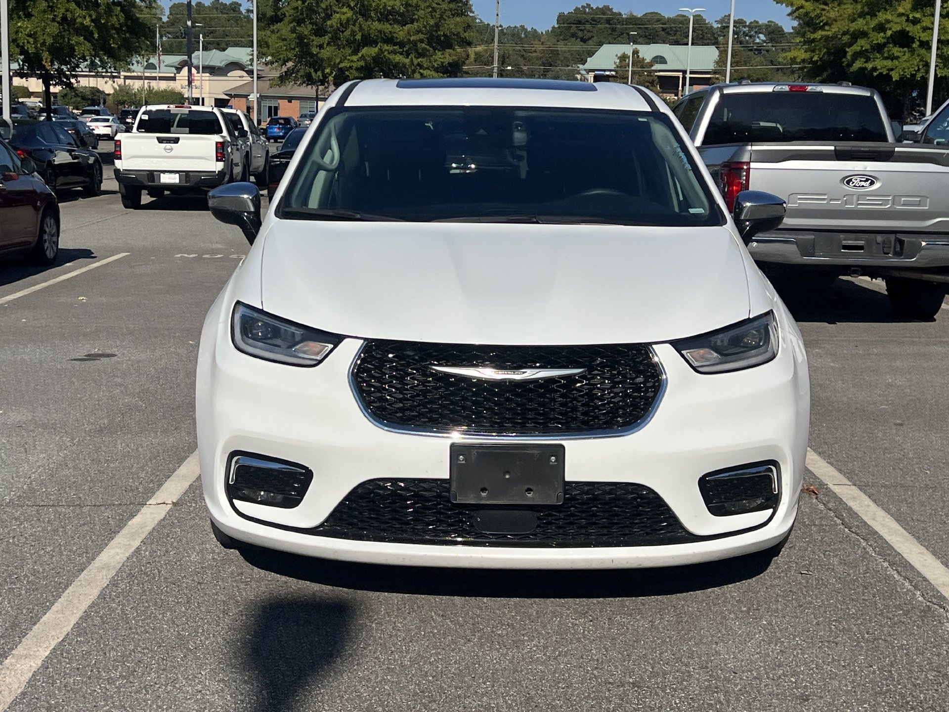Used 2023 Chrysler Pacifica Limited FWD image 8
