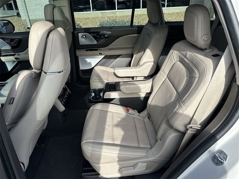 Used 2020 Lincoln Aviator Reserve w/ Equipment Group 202A image 24
