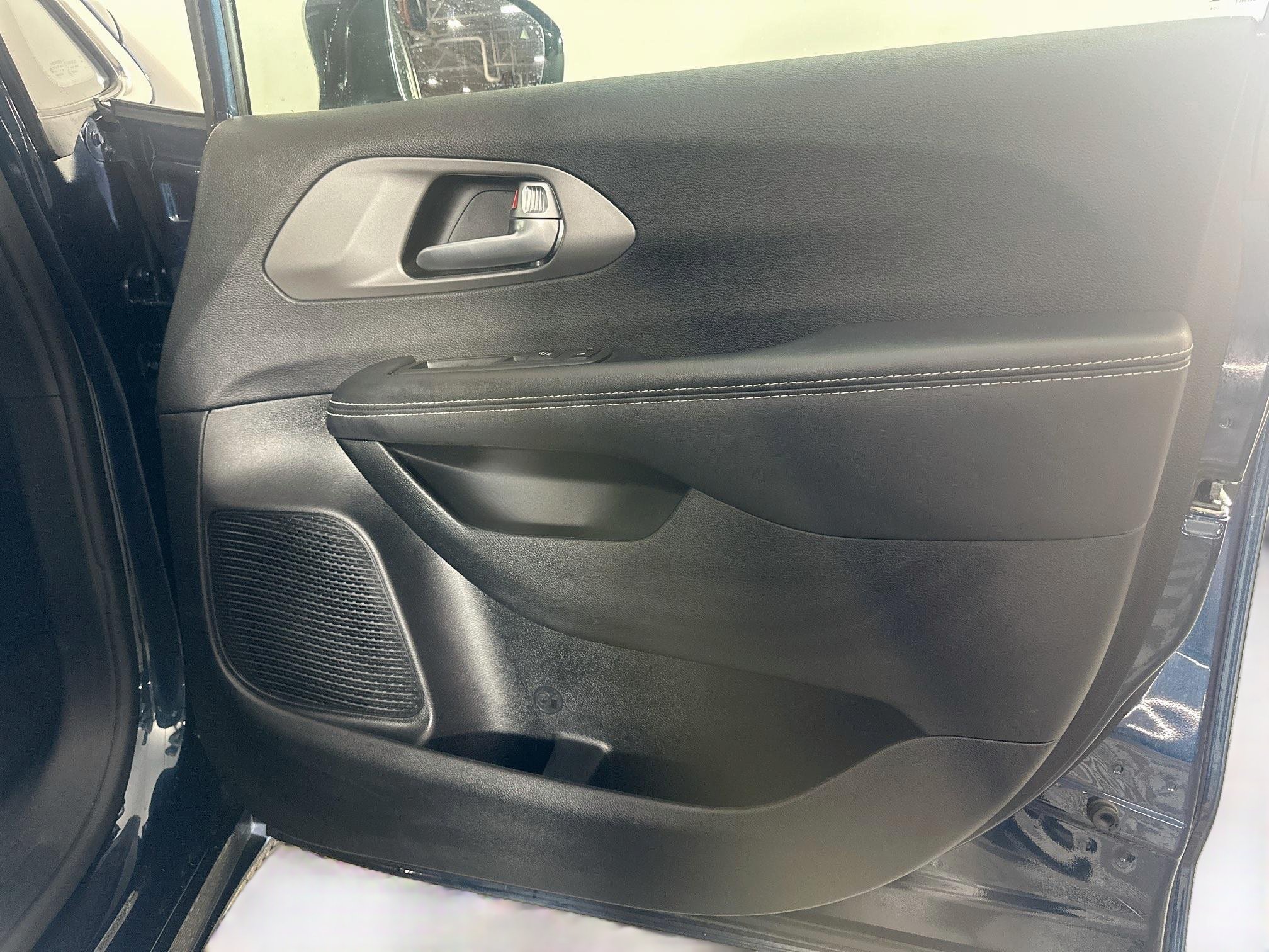 Used 2025 Chrysler Pacifica Select FWD image 31
