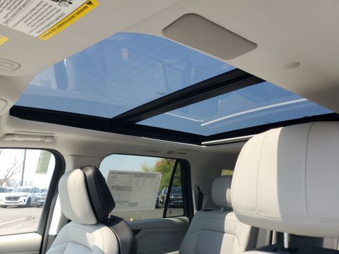 New 2026 Lincoln Navigator L Reserve AWD/4WD image 11