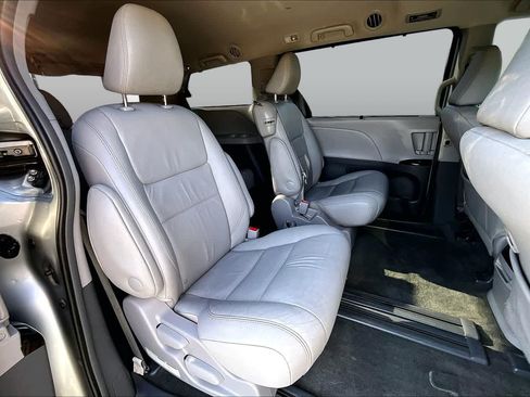Used 2017 Toyota Sienna XLE FWD image 19