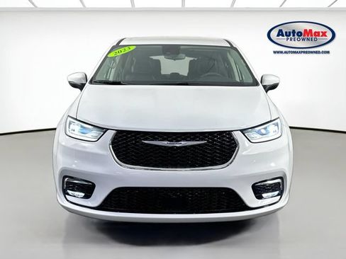 Used 2023 Chrysler Pacifica Touring-L FWD image 7