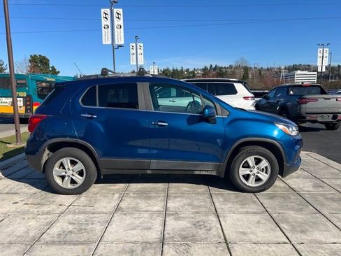 Used 2019 Chevrolet Trax LT w/ Sun & Sound Package image 4
