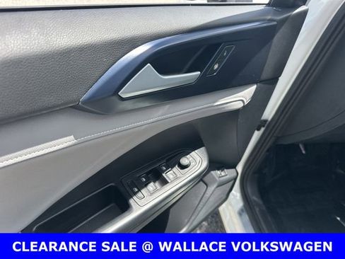Certified 2024 Volkswagen Taos SE w/ Black Wheel Package FWD image 17