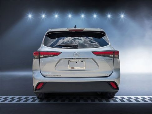 Used 2023 Toyota Highlander LE image 4