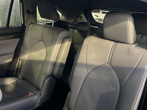 Used 2024 Toyota Highlander Limited image 34