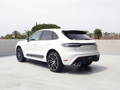 Certified 2025 Porsche Macan image 3