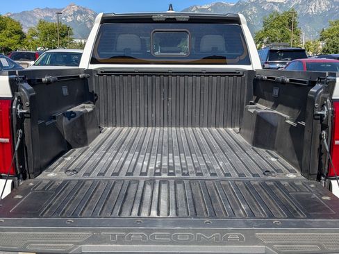 Used 2025 Toyota Tacoma SR5 AWD/4WD image 30