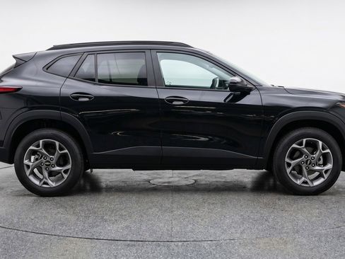 Used 2025 Chevrolet Trax LT FWD image 11