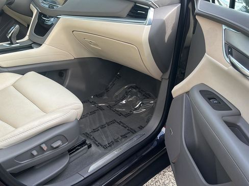 Used 2017 Cadillac XT5 Luxury w/ Driver Awareness Package image 28