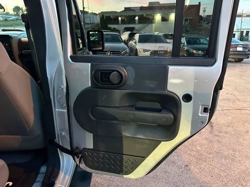 Used 2007 Jeep Wrangler Unlimited X RWD image 33