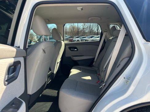 Used 2023 Nissan Rogue SV image 17