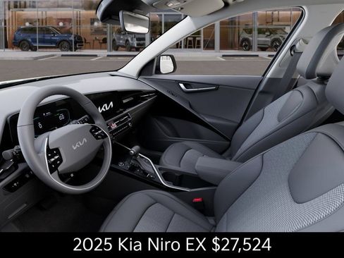 Used 2025 Kia Niro EX FWD image 17