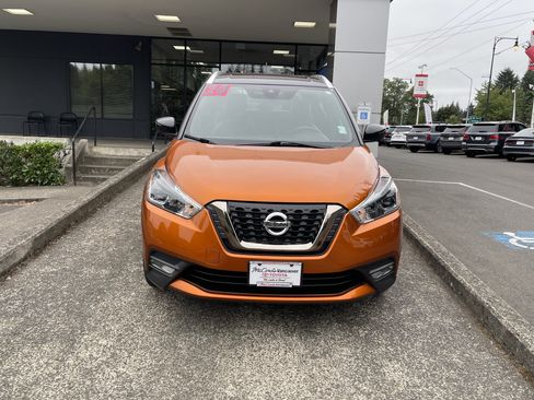 Used 2020 Nissan Kicks SR w/ SR Premium Package FWD image 2