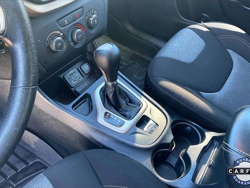 Used 2016 Jeep Cherokee Sport image 18