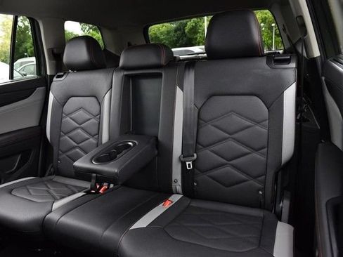 Used 2025 Volkswagen Atlas Peak Edition SE AWD/4WD image 21