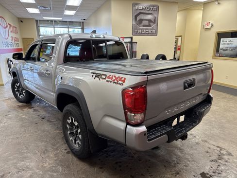 Used 2016 Toyota Tacoma TRD Off-Road w/ Premium & Technology Package image 8