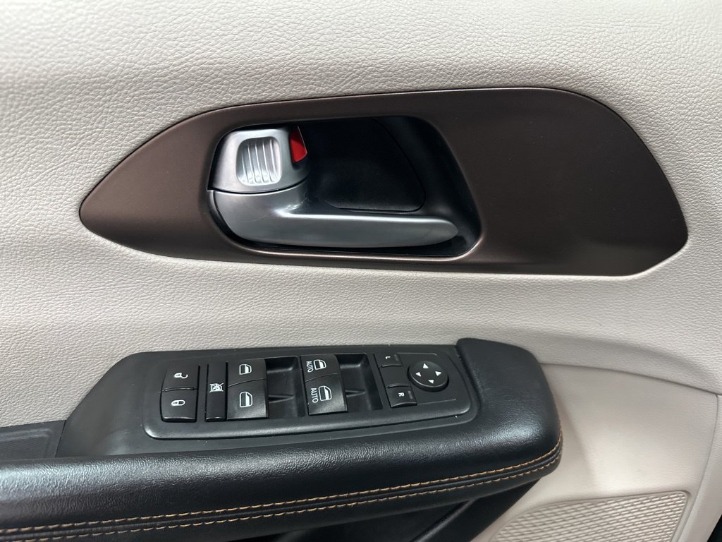 Used 2017 Chrysler Pacifica Touring-L FWD image 17