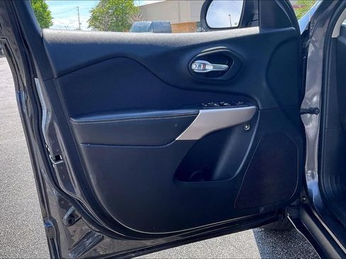 Used 2017 Jeep Cherokee Latitude w/ Safety/Convenience Group AWD/4WD image 26