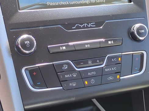 Used 2020 Ford Fusion SE FWD image 23