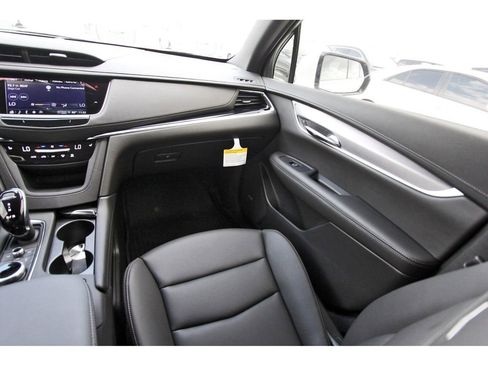 New 2025 Cadillac XT6 Luxury image 10