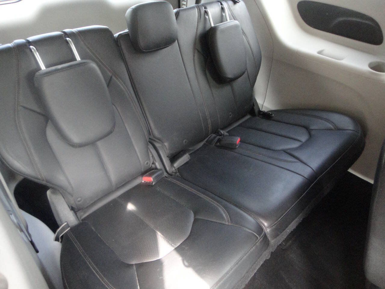 Used 2018 Chrysler Pacifica Touring-L FWD image 15