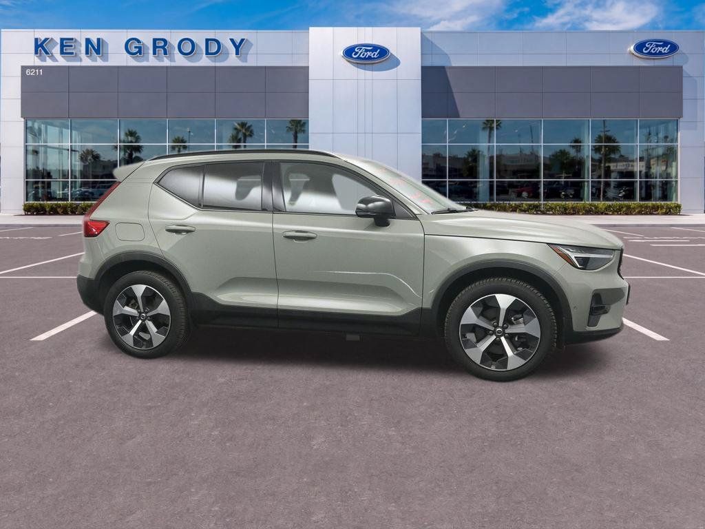 Used 2023 Volvo XC40 B5 Ultimate AWD/4WD image 4