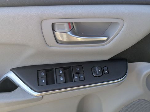 Used 2017 Toyota Camry SE image 12