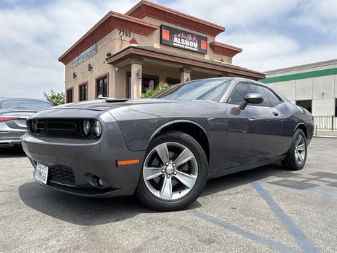 Used 2015 Dodge Challenger SXT RWD image 1