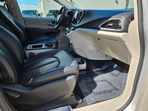 Used 2024 Chrysler Pacifica Touring-L FWD image 11