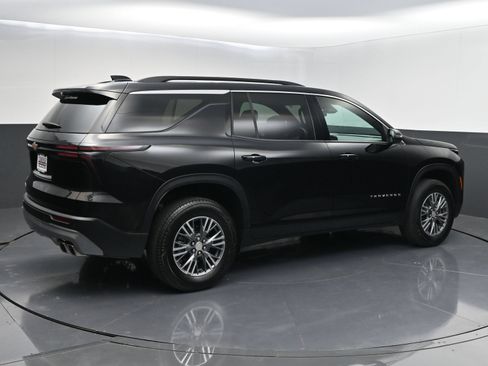 Used 2025 Chevrolet Traverse LT FWD image 7