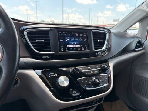 Used 2019 Chrysler Pacifica Touring-L FWD image 13