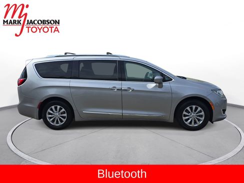 Used 2018 Chrysler Pacifica Touring-L image 6
