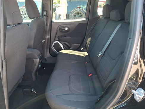 Used 2018 Jeep Renegade Latitude w/ Cold Weather Group AWD/4WD image 10