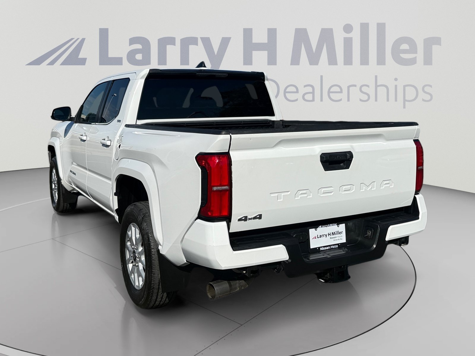 Used 2024 Toyota Tacoma SR5 AWD/4WD image 3