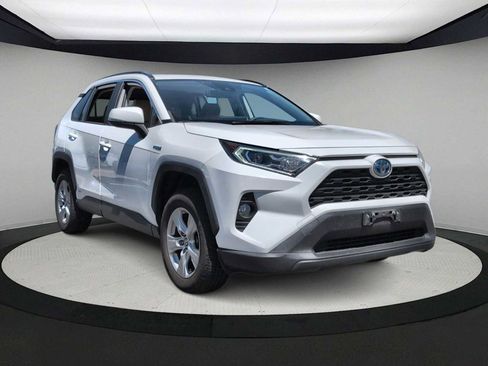 Used 2021 Toyota RAV4 XLE w/ Convenience Package AWD/4WD image 2