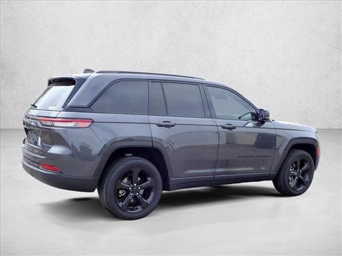 Used 2022 Jeep Grand Cherokee Altitude AWD/4WD image 8