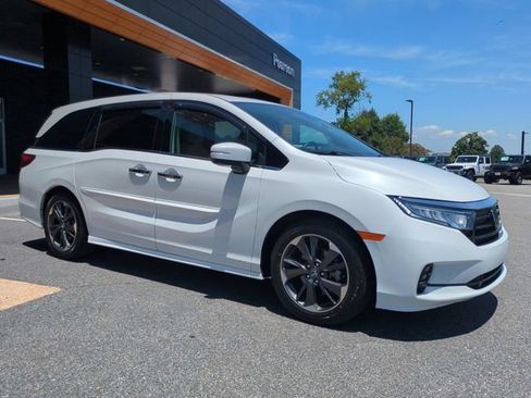 Used 2023 Honda Odyssey Elite image 2