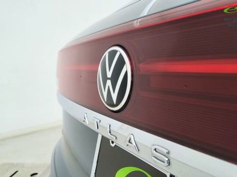Used 2025 Volkswagen Atlas Cross Sport SEL Premium R-Line image 18