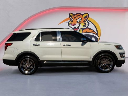 Used 2017 Ford Explorer XLT image 4