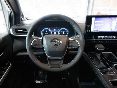 Used 2025 Toyota Sienna XLE Woodland Edition image 21