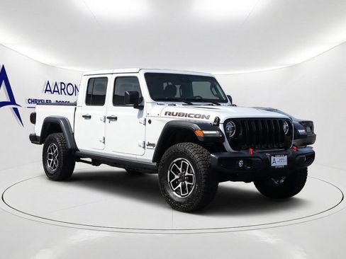 Used 2025 Jeep Gladiator Rubicon w/ Convenience Group AWD/4WD image 3
