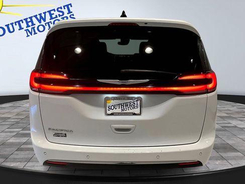 Used 2024 Chrysler Pacifica Touring-L image 5