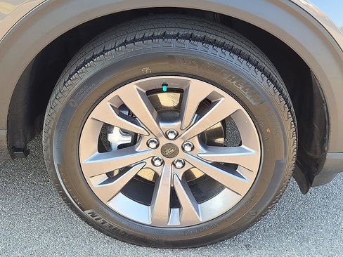 Used 2024 Ford Explorer XLT w/ Equipment Group 202A AWD/4WD image 7