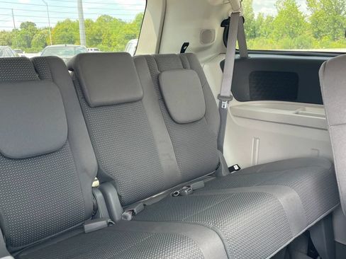 Used 2012 Volkswagen Routan S FWD image 9